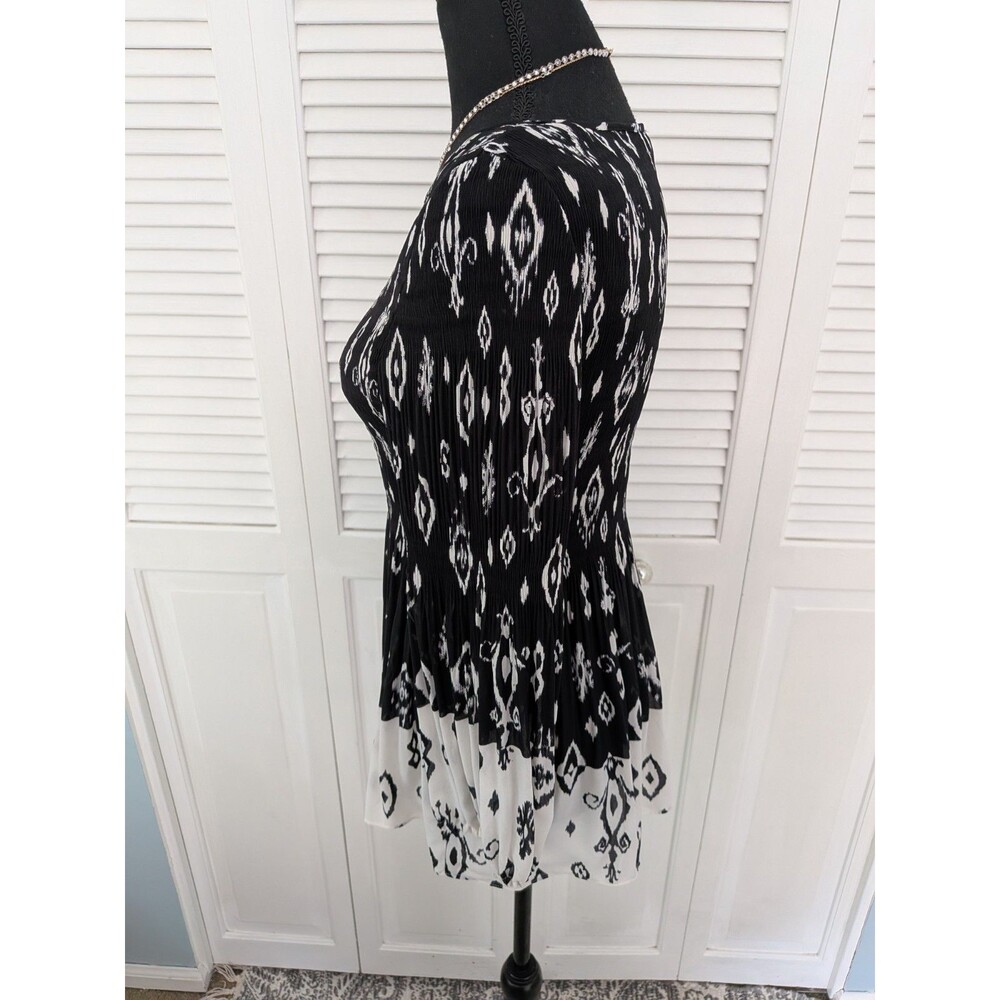 Floral & Ivy Boho Pleated Blouse Women's PL Black White Geo Print Slimming Top - Picture 3 of 13